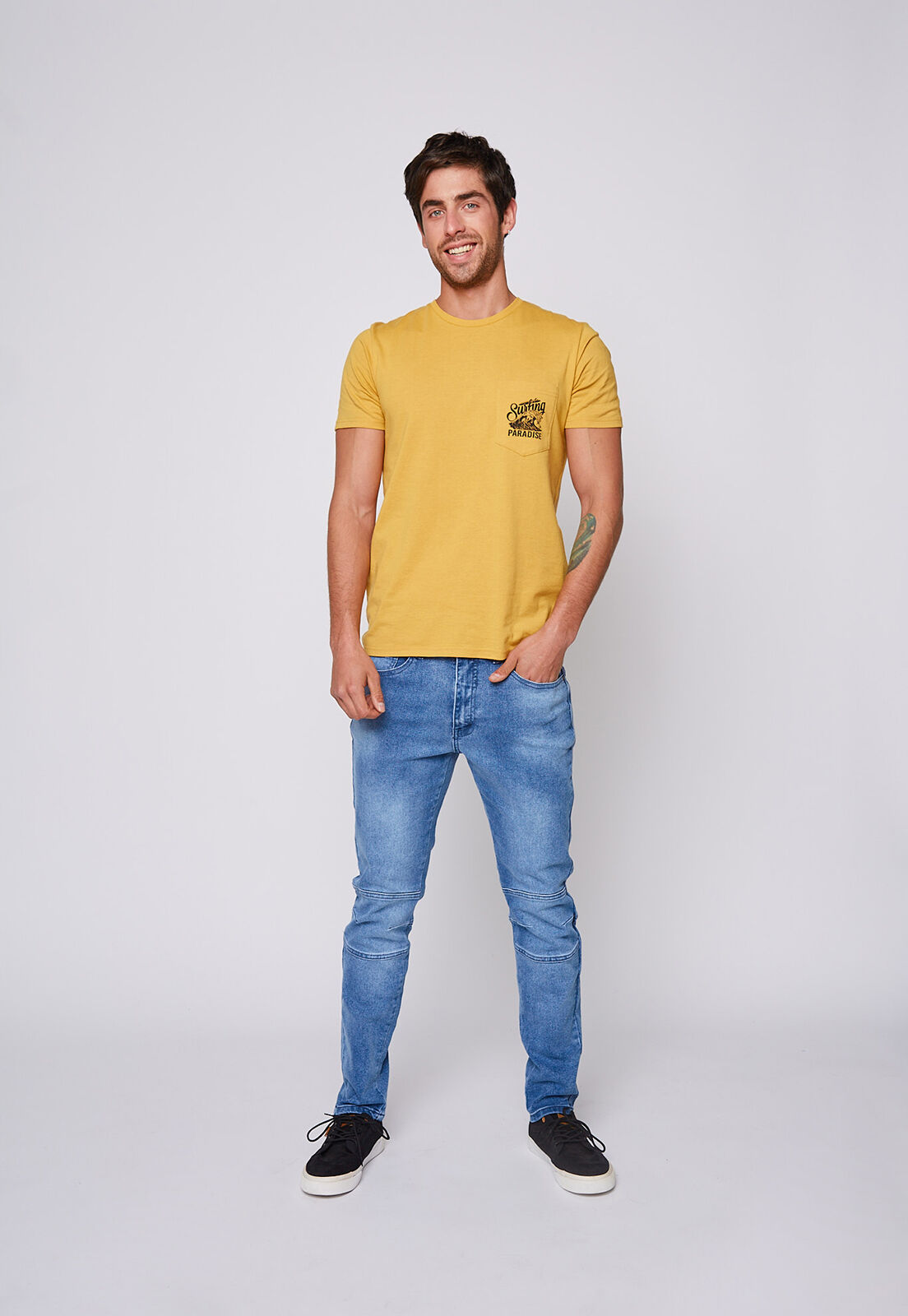 POLERA HOMBRE COLOR BOLSILLO MANGA CORTA MOSTAZA