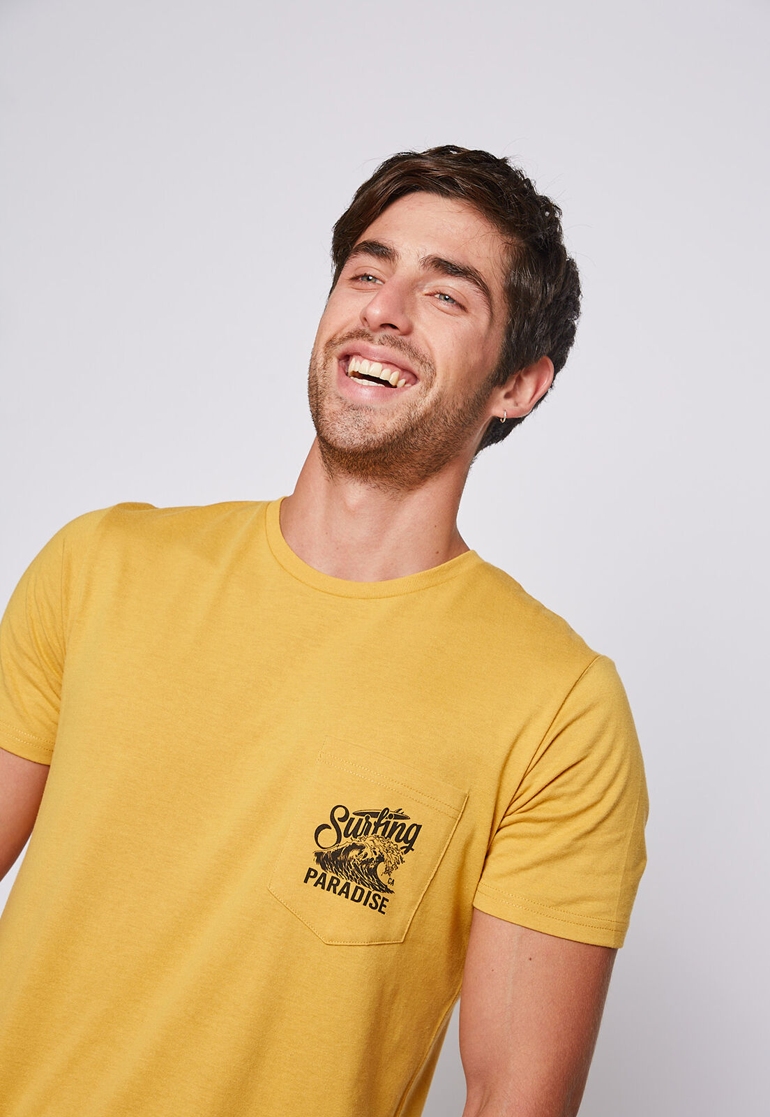 Family Shop Tu tienda online FamilyShop Compre POLERA HOMBRE COLOR BOLSILLO MANGA CORTA MOSTAZA Por CLP 7990 FamilyShop