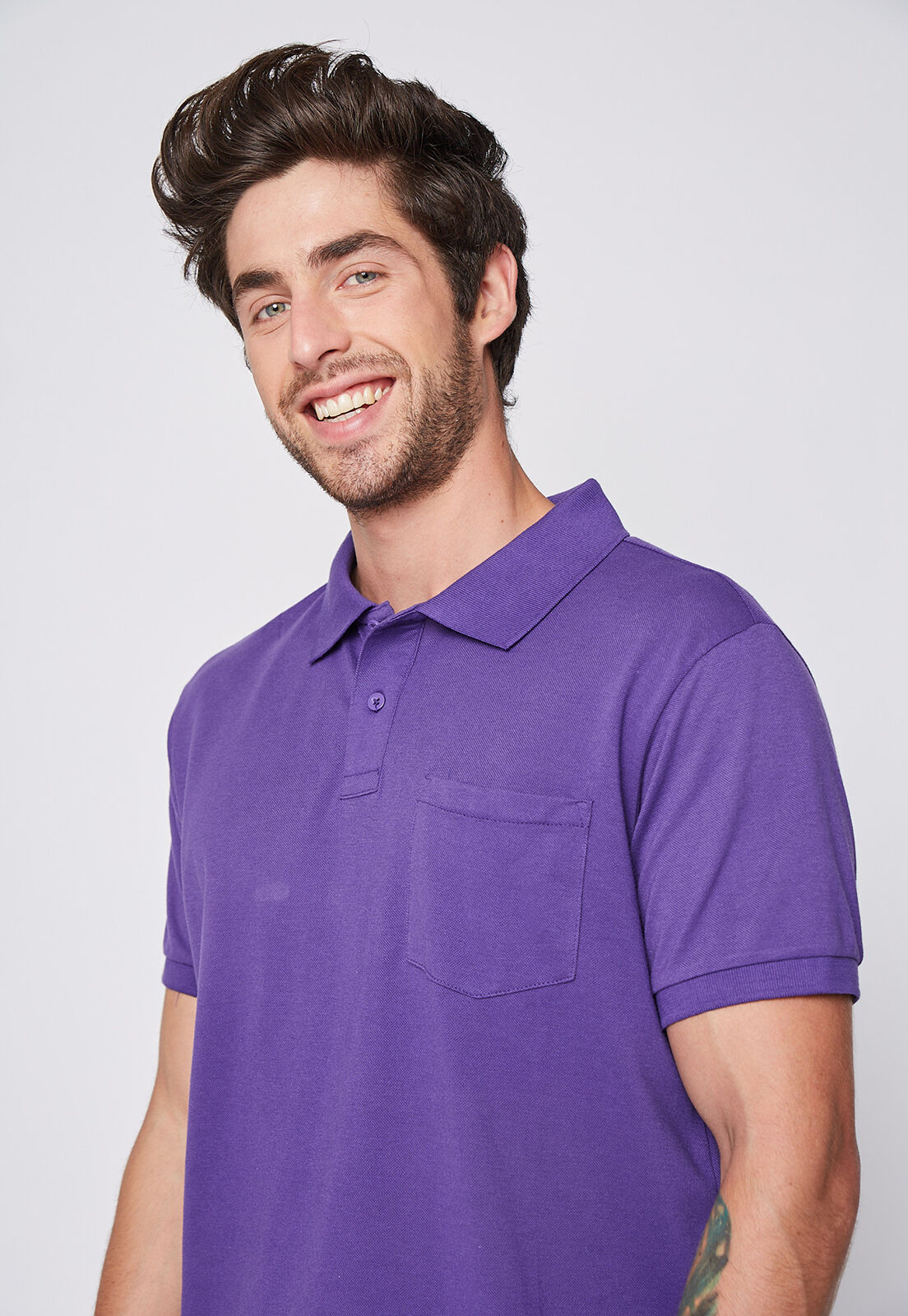 Poleras moradas hombre 2025