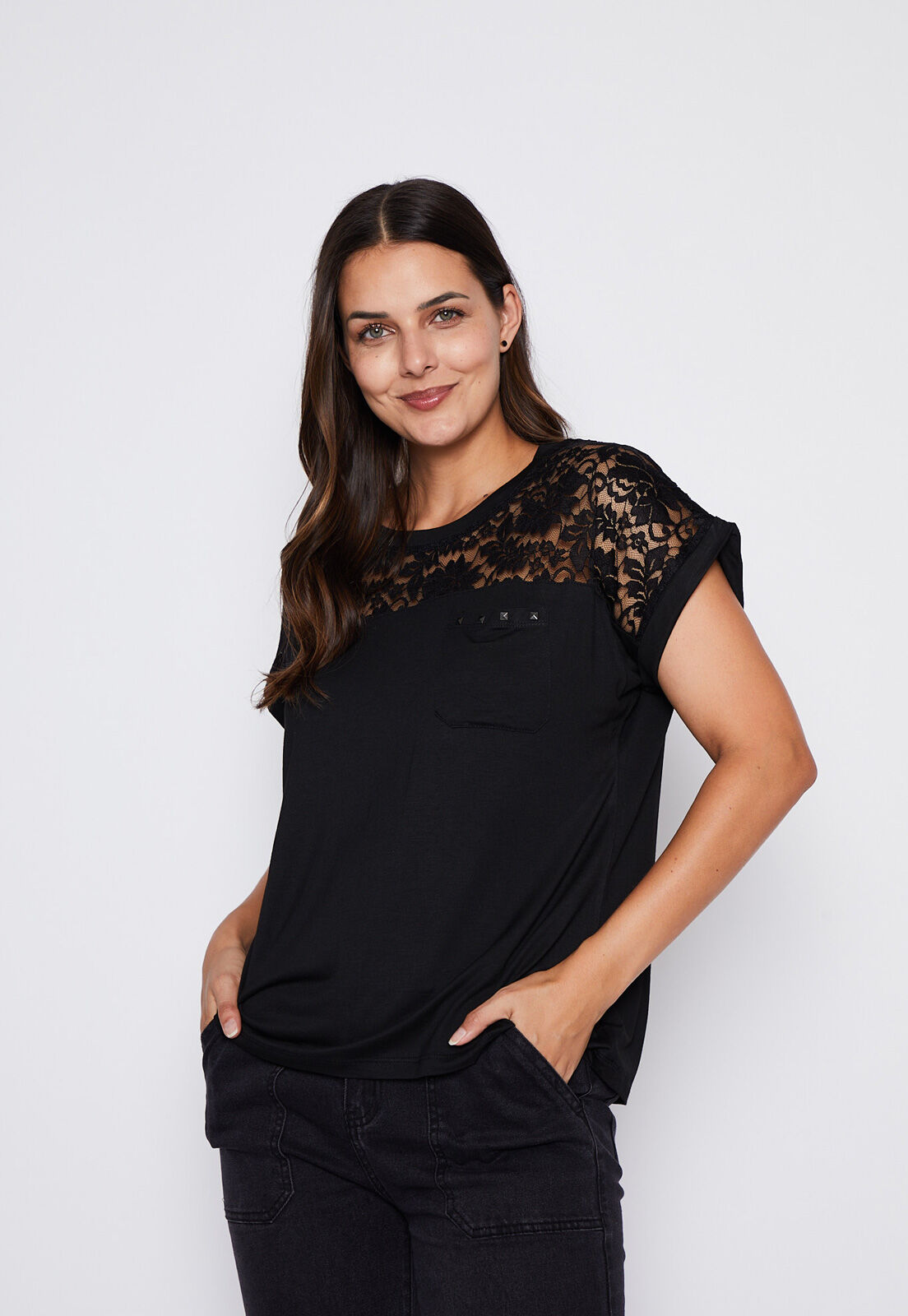 Polera de encaje negro 2025