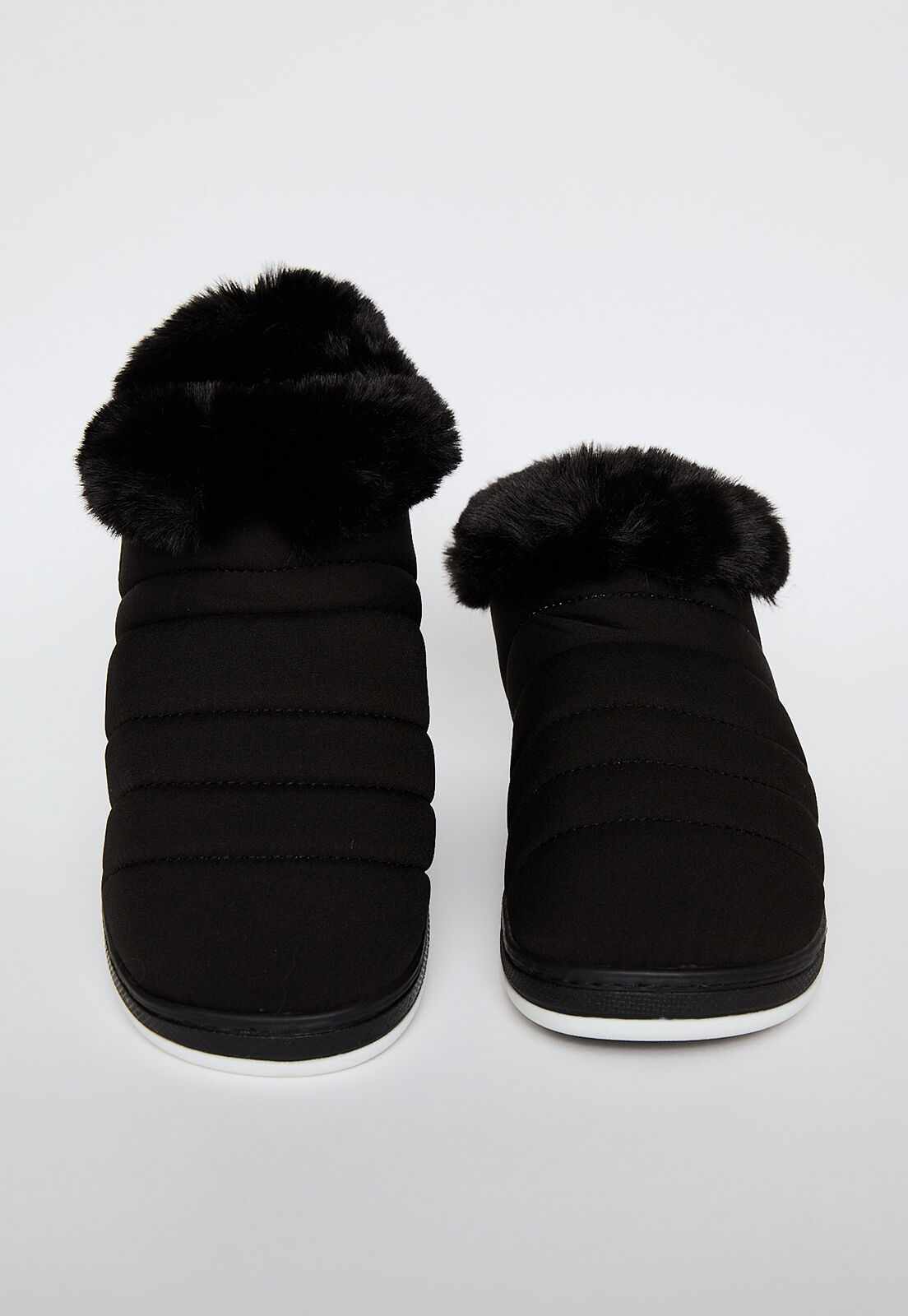Pantufla Tipo Botin con Peludo Negra