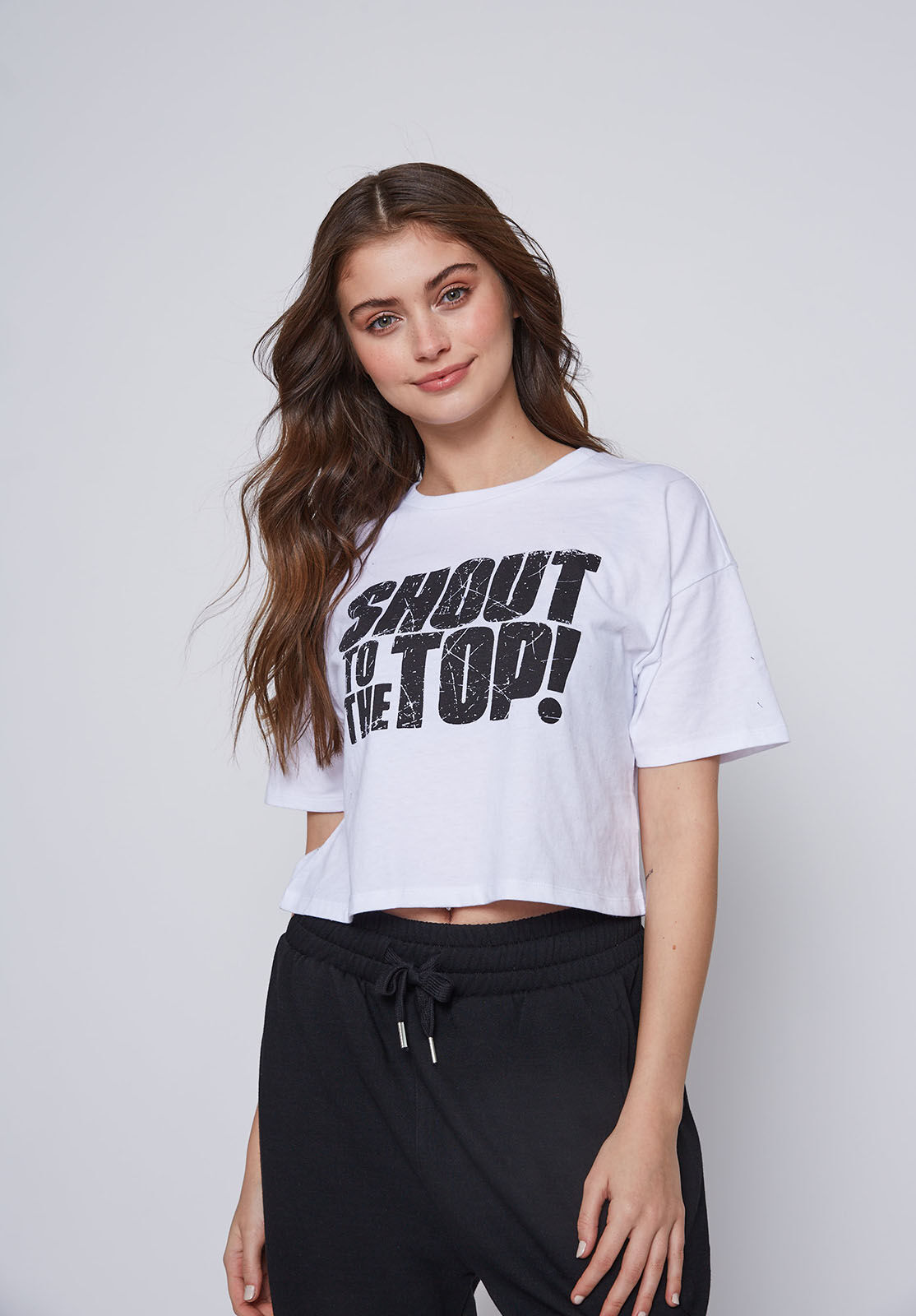 POLERA MUJER MANGA CORTA CROP LETRAS BLANCO